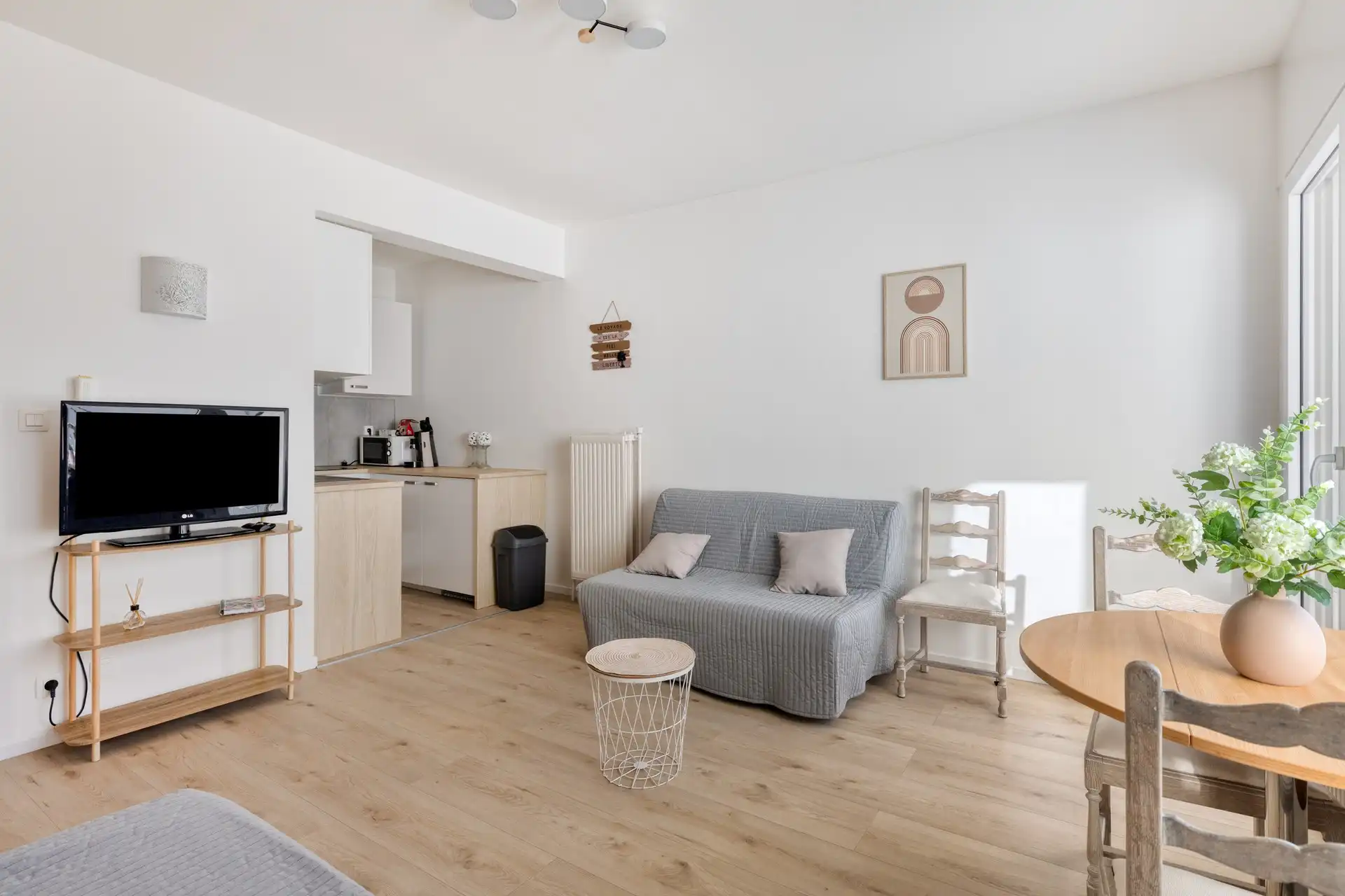 Volledig gerenoveerde én gemeubelde studio met zonnig terras in hartje Westende-Bad. foto {{pictureIndex}}