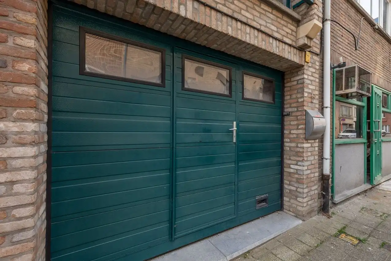 Verzorgde stadswoning met inpandige garage foto 2