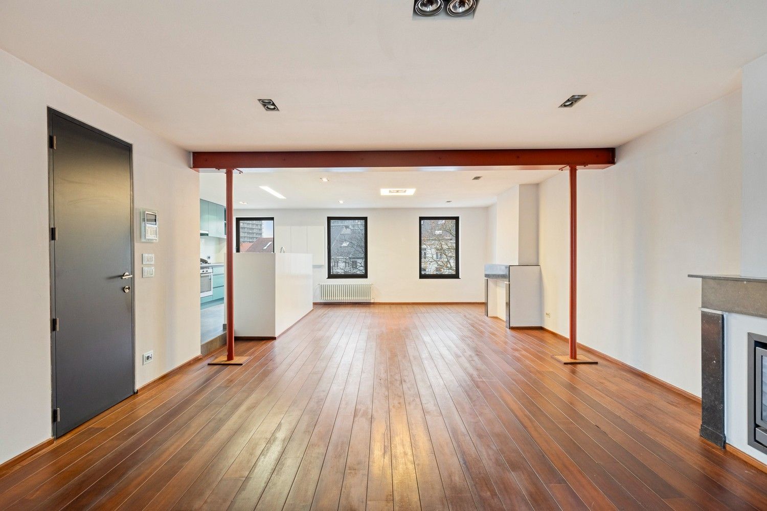 Charmant duplexappartement in authentiek herenhuis nabij de Coupure. foto {{pictureIndex}}