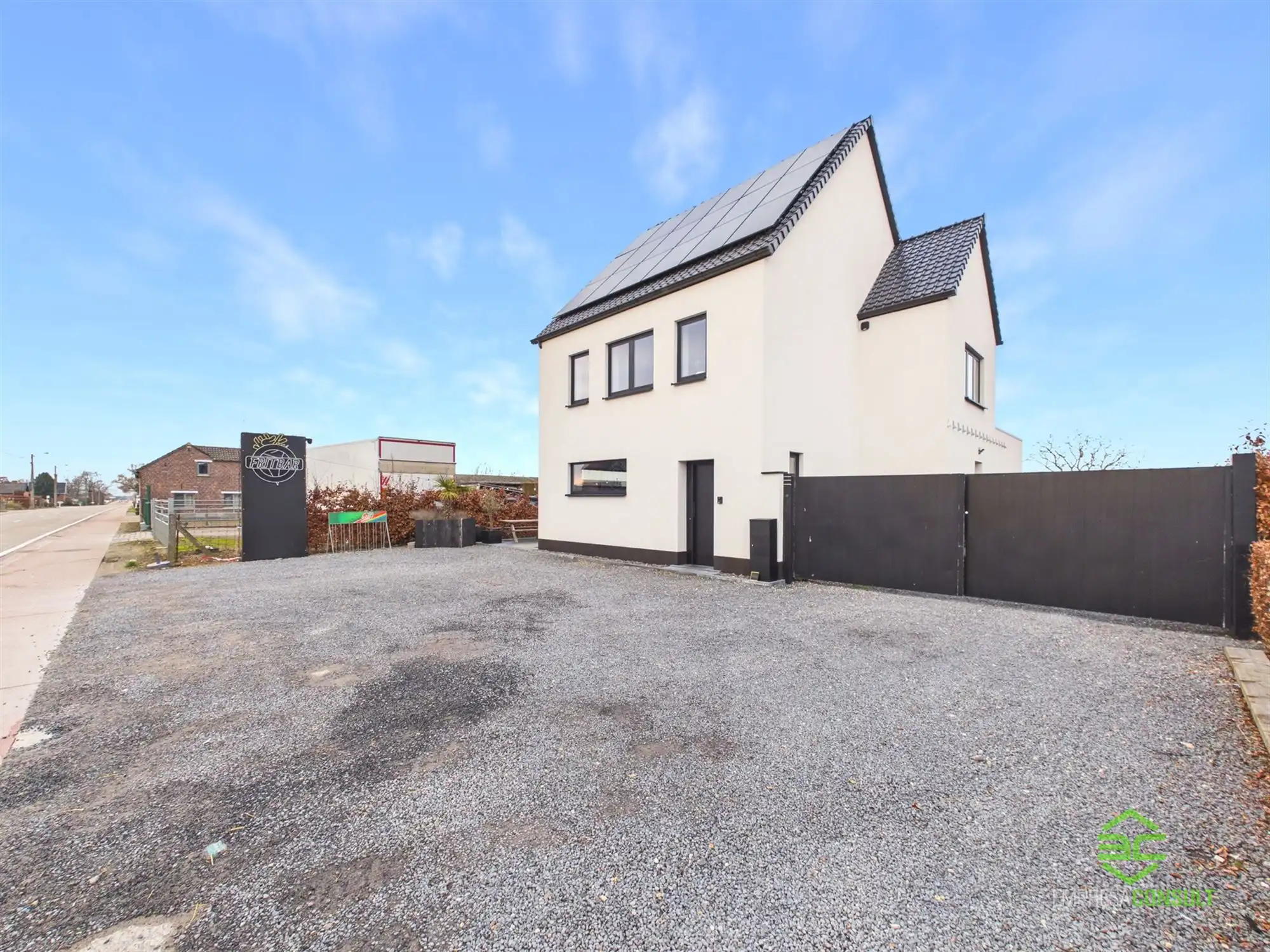 Instapklare gerenoveerde woning met zwembad op 22a 82ca! foto 2