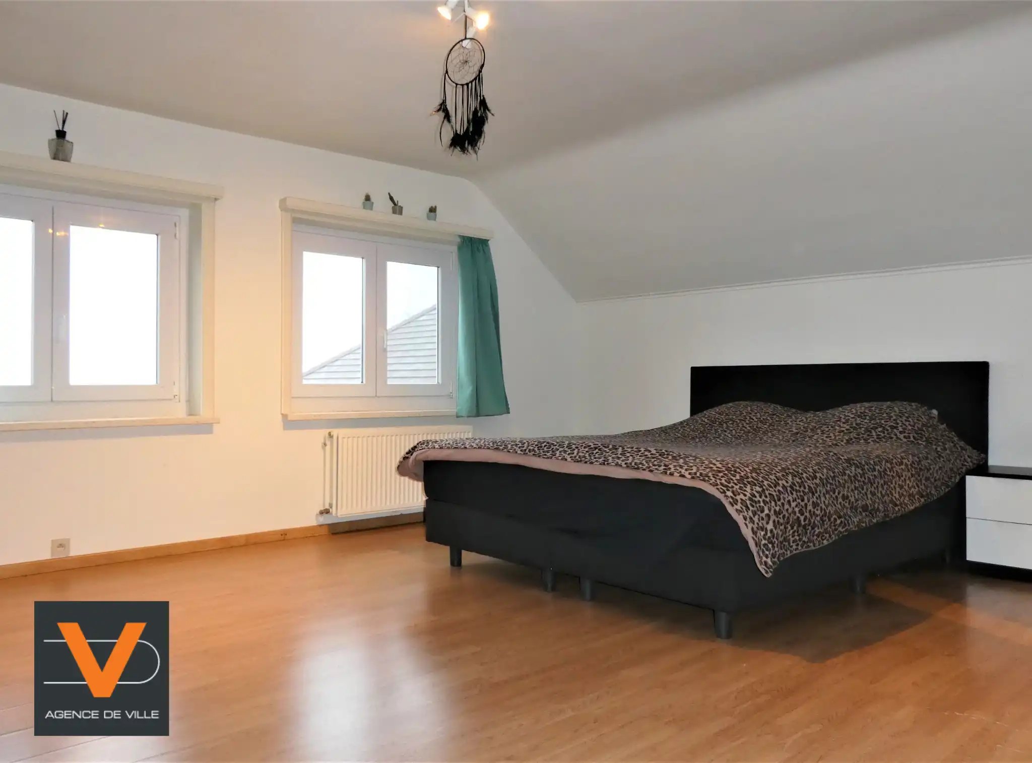 Prachtige koppelwoning met zonnig terras van 16m² en 2 autostaanplaatsen. Veel lichtinval door de grote ramen. foto 15