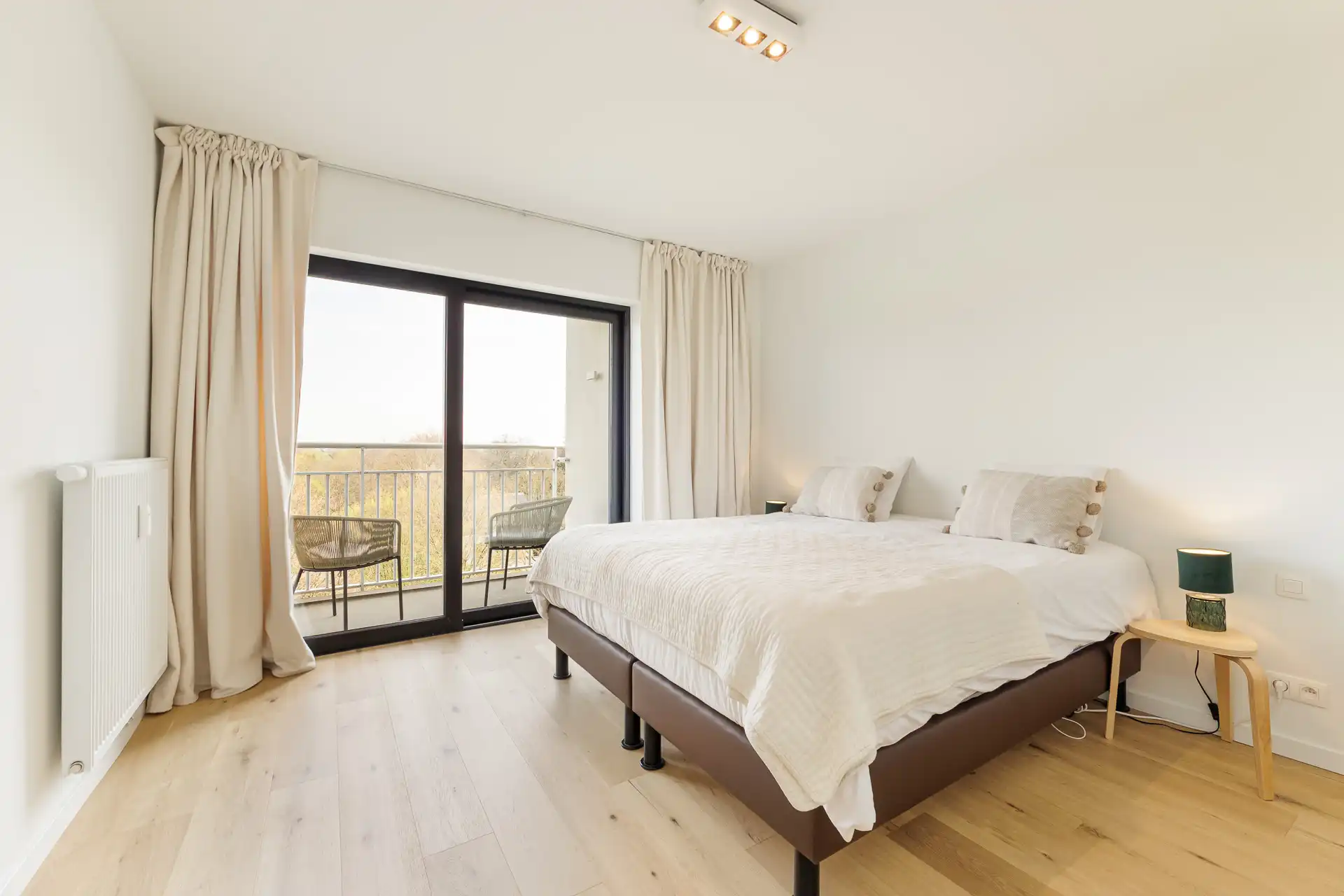 Lichtrijk en luxueus gerenoveerd met panoramisch groenzicht foto 11