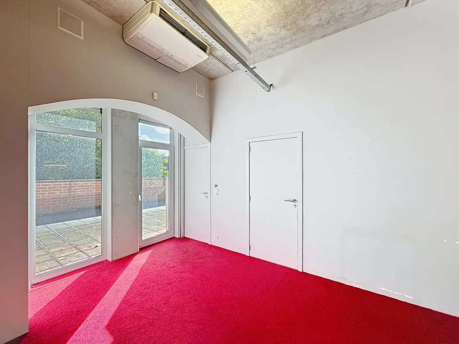 Winkelpand TE HUUR met industriële uitstraling in de Delaerestraat tussen stijlvolle handelszaken. foto 16