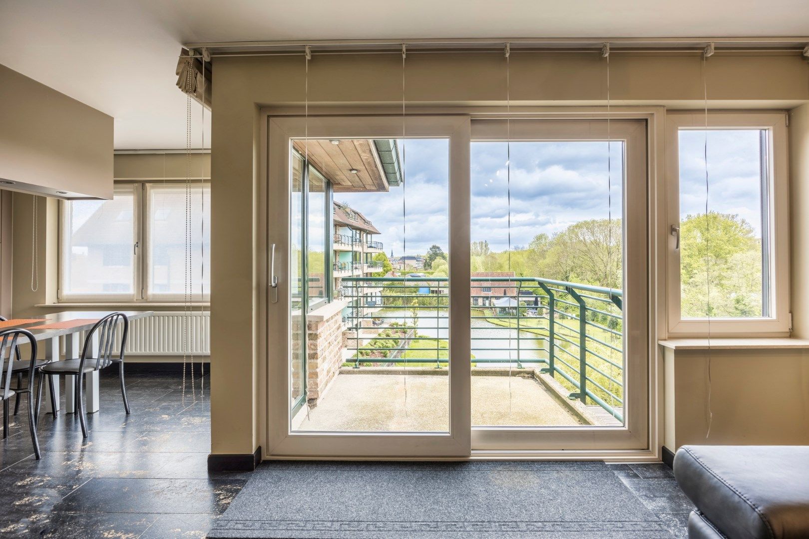 Zeer verzorgd en instapklaar duplex-appartement. met twee slaapkamers en zeer groot zonneterras - rustige omgeving - garagebox en aparte berging foto 10