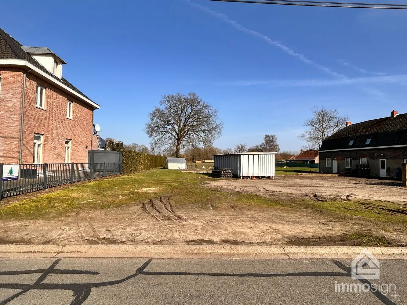 Ruim bouwperceel van 7a20ca geschikt voor open bebouwing! foto {{pictureIndex}}