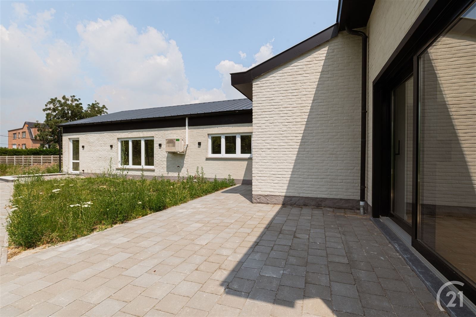 Magnifiek gerenoveerde woning met bijgebouw en parkeergelegenheid foto 2