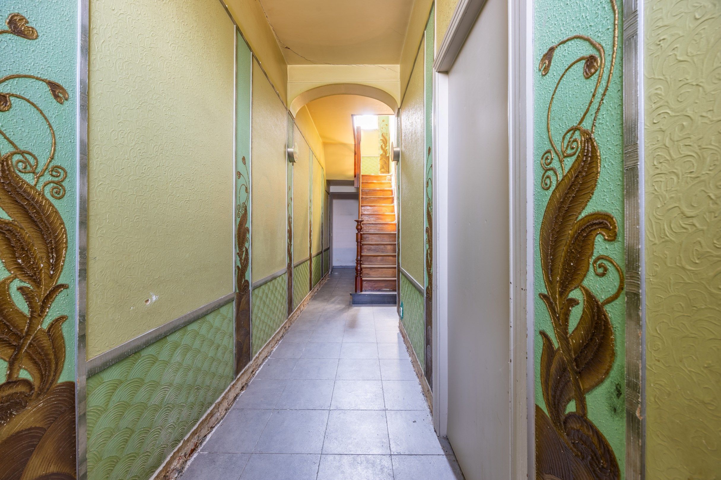 Op te knappen woning op uitstekende locatie foto 2