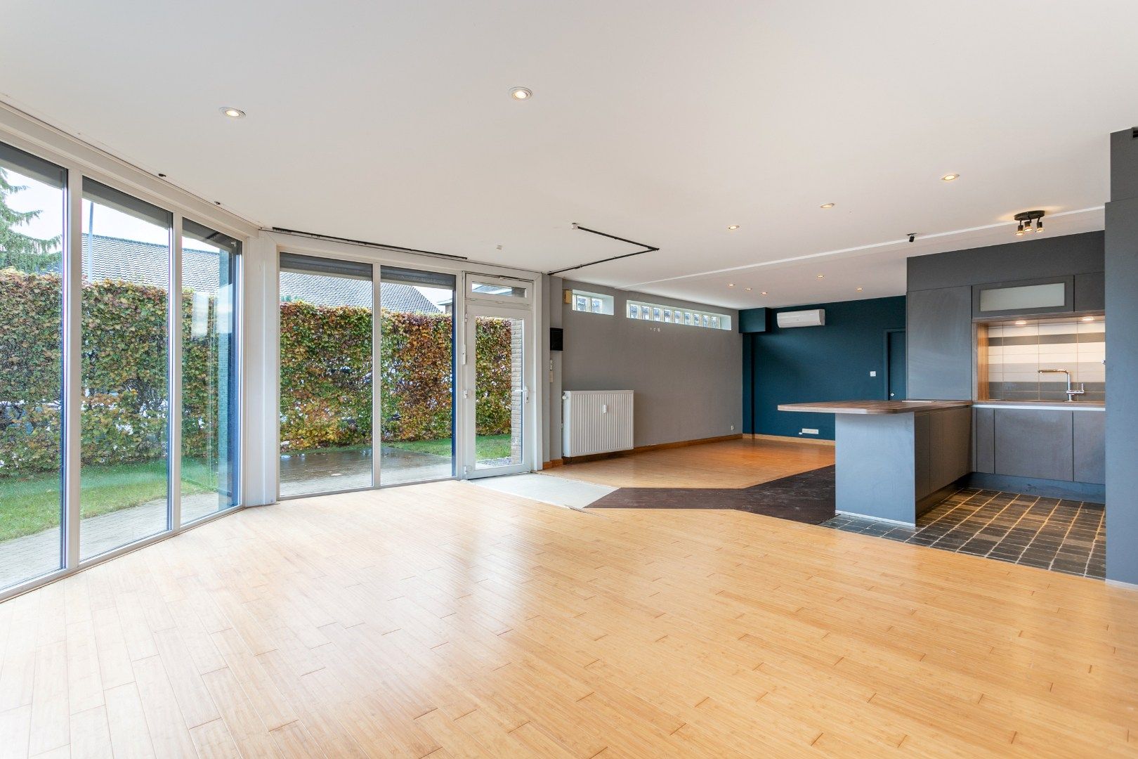 Ruim gelijkvloersapp te koop centrum Halle met 1 à 2 slpk, garage en tuin foto 4