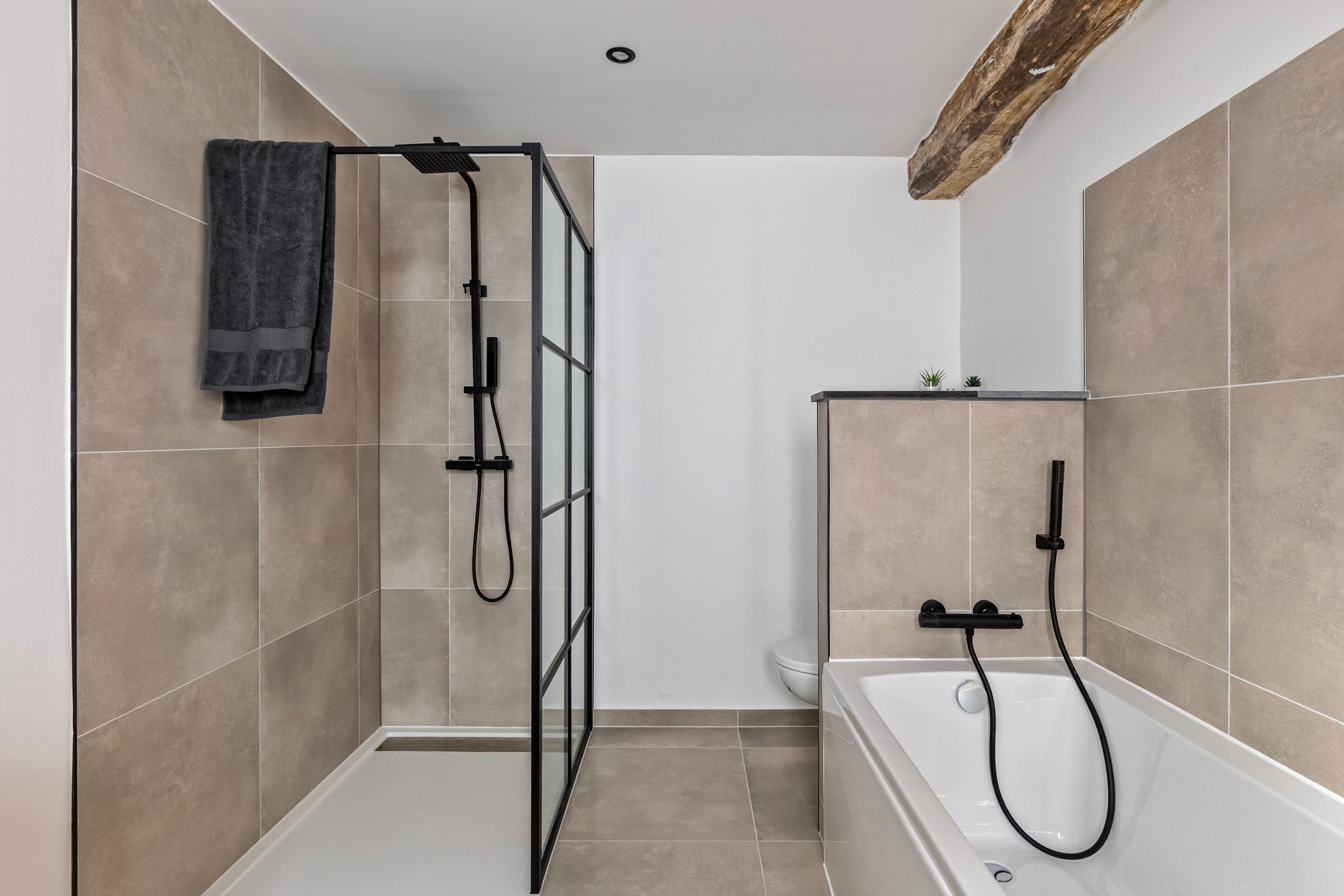 Prachtig gerenoveerde woning (met eventuele handelsruimte) foto 17