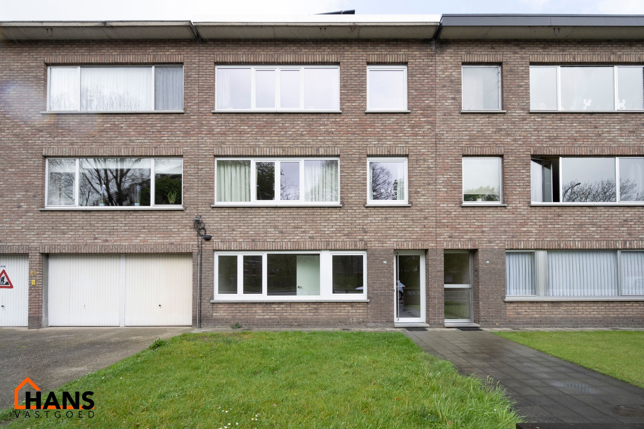 Recent gerenoveerd gelijkvloersappartement met tuin. foto {{pictureIndex}}