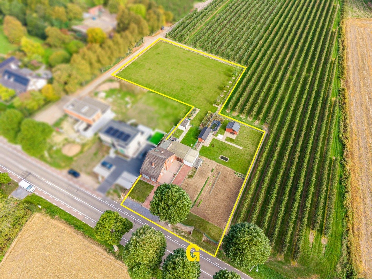 Hoofdfoto van de publicatie: Te renoveren halfopen woning met tuin en ruime weide op 38a62ca, met prachtig verzicht op de achterliggende groene omgeving
