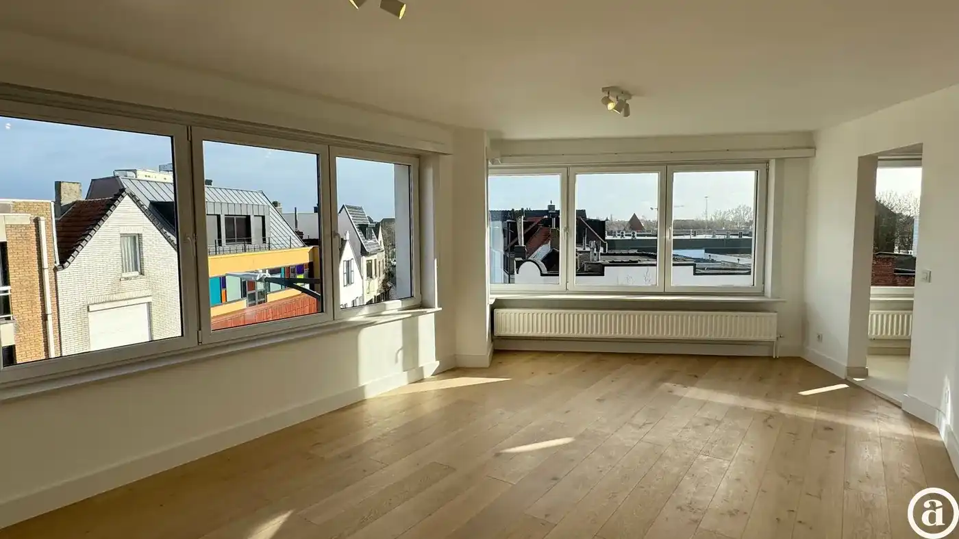 Gerenoveerd hoekappartement met 2 volwaardige slaapkamers, vlakbij het centrum van Knokke. foto 3