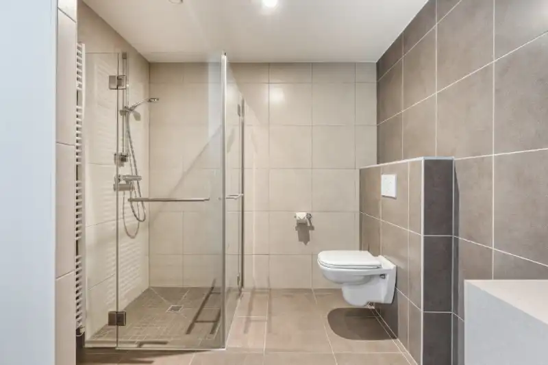 Ruime serviceflat met 1 slaapkamer (100 m²) voor eigen gebruik of als investering foto 9
