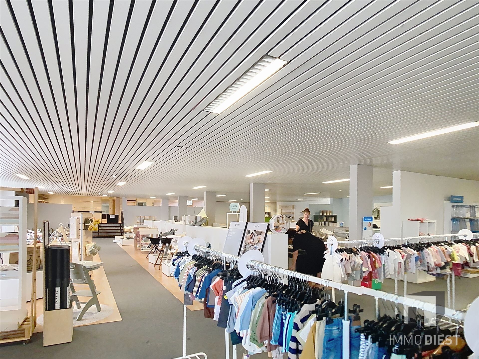 Handelspandvan 1633 m2 met ruime parking langs verbindingsweg foto 5