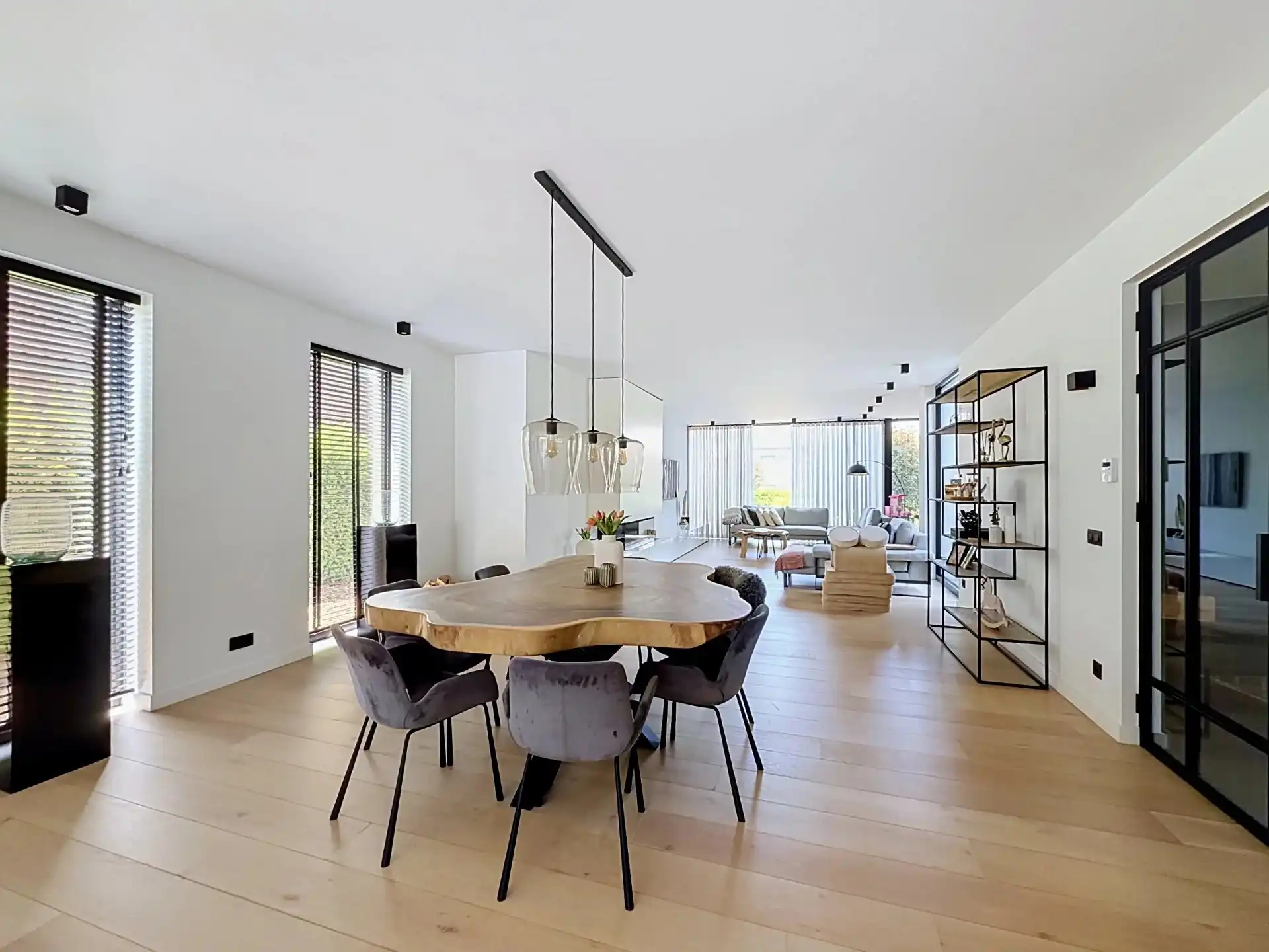 Zeer ruime villa voorzien van alle luxe met 3, mogelijk 5 slaapkamers en 2 badkamers foto 8