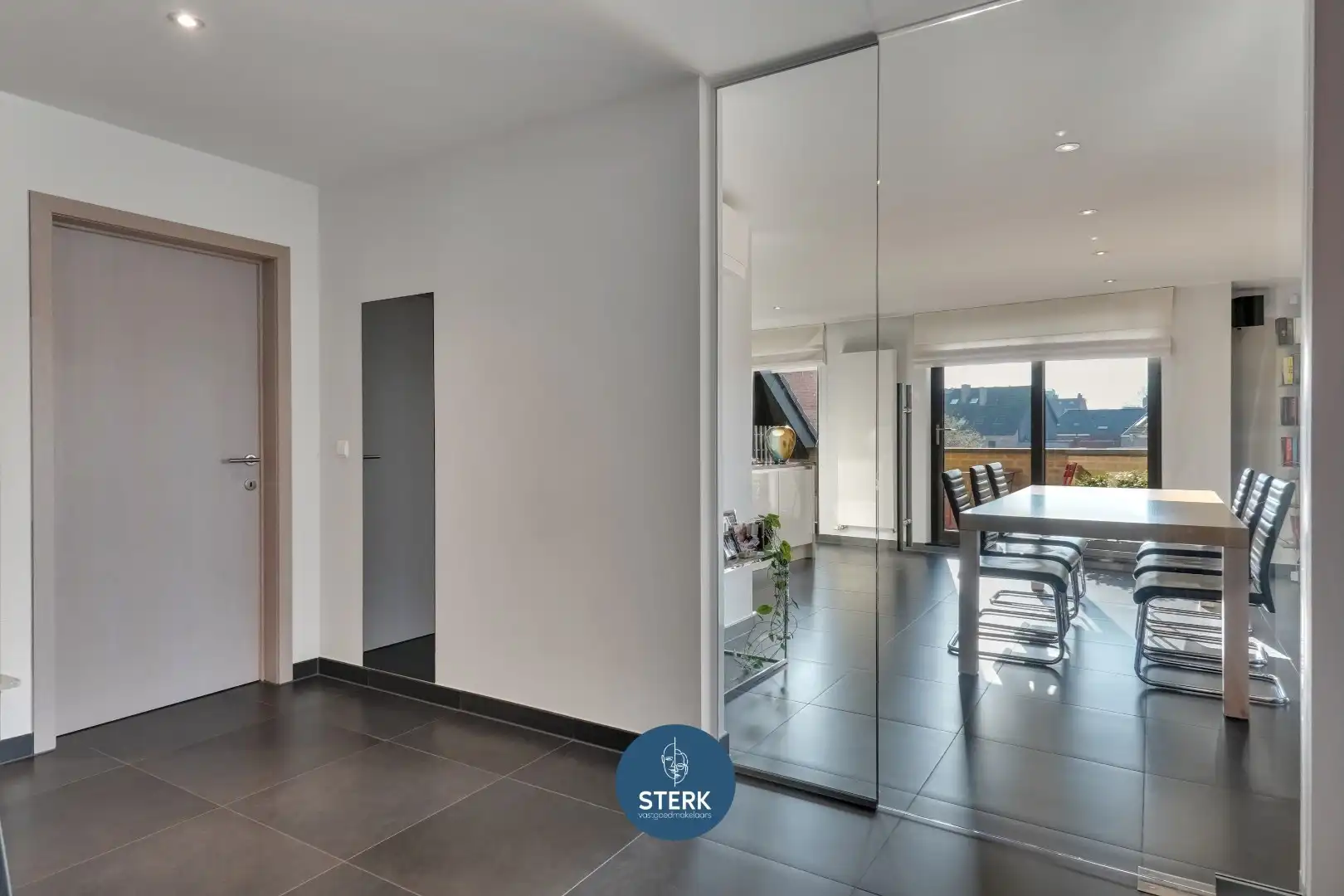 RIANTE DUPLEX MET 5 SLPKS, 2 BADKAMERS EN DUBBELE GARAGE IN CENTRUM LANAKEN ! foto 5