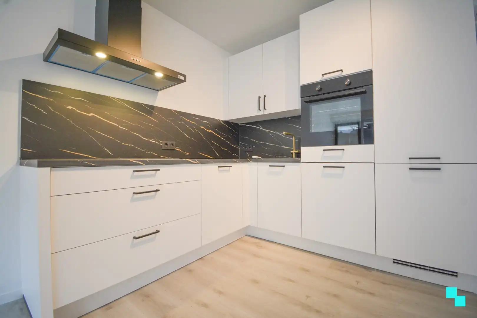 Instapklaar gelijkvloers appartement met garage te Roeselare foto 2