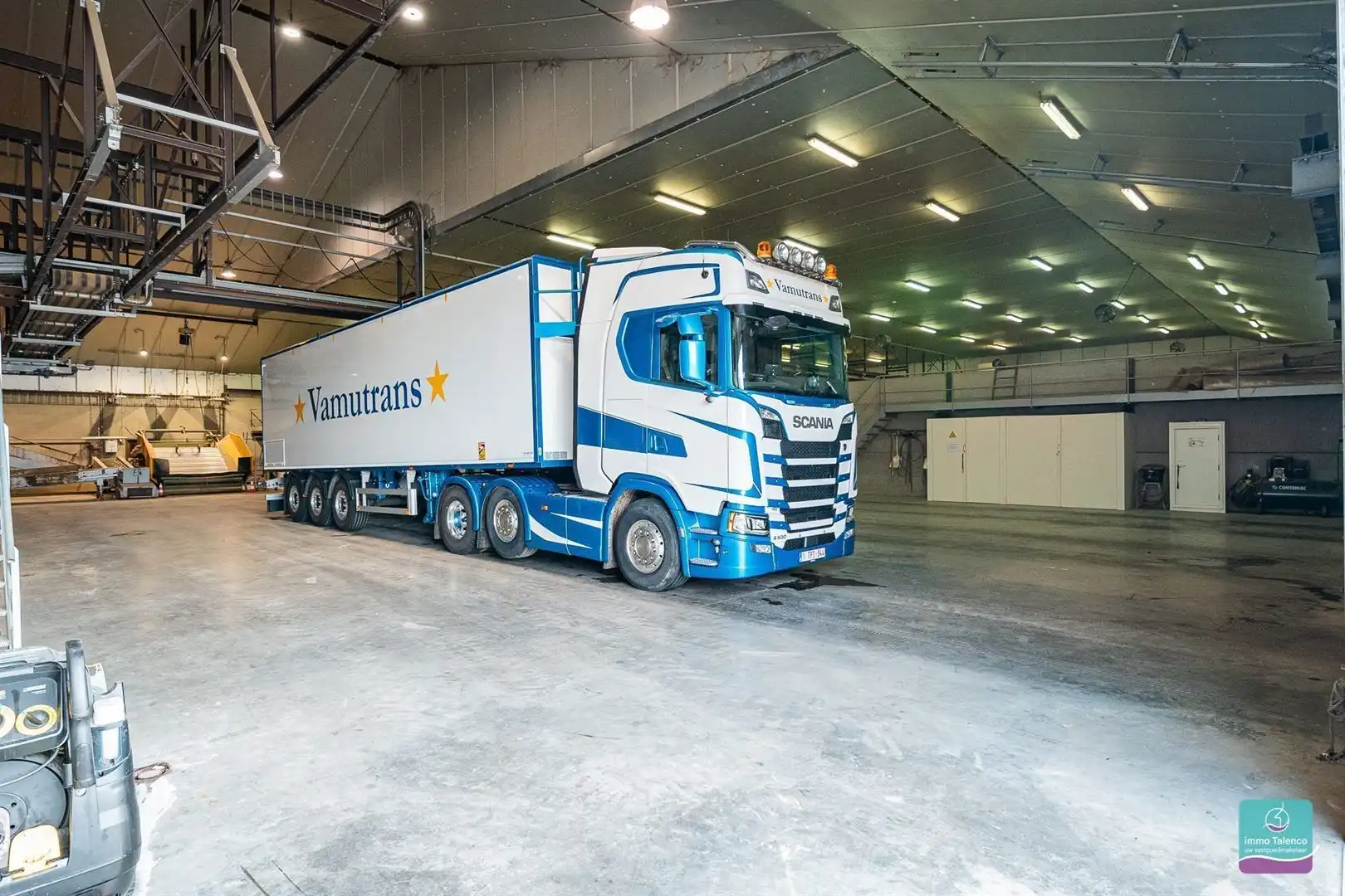 Loods - Opslagruimte op 1 ha 27 are 10 ca - 2300 m² foto 2