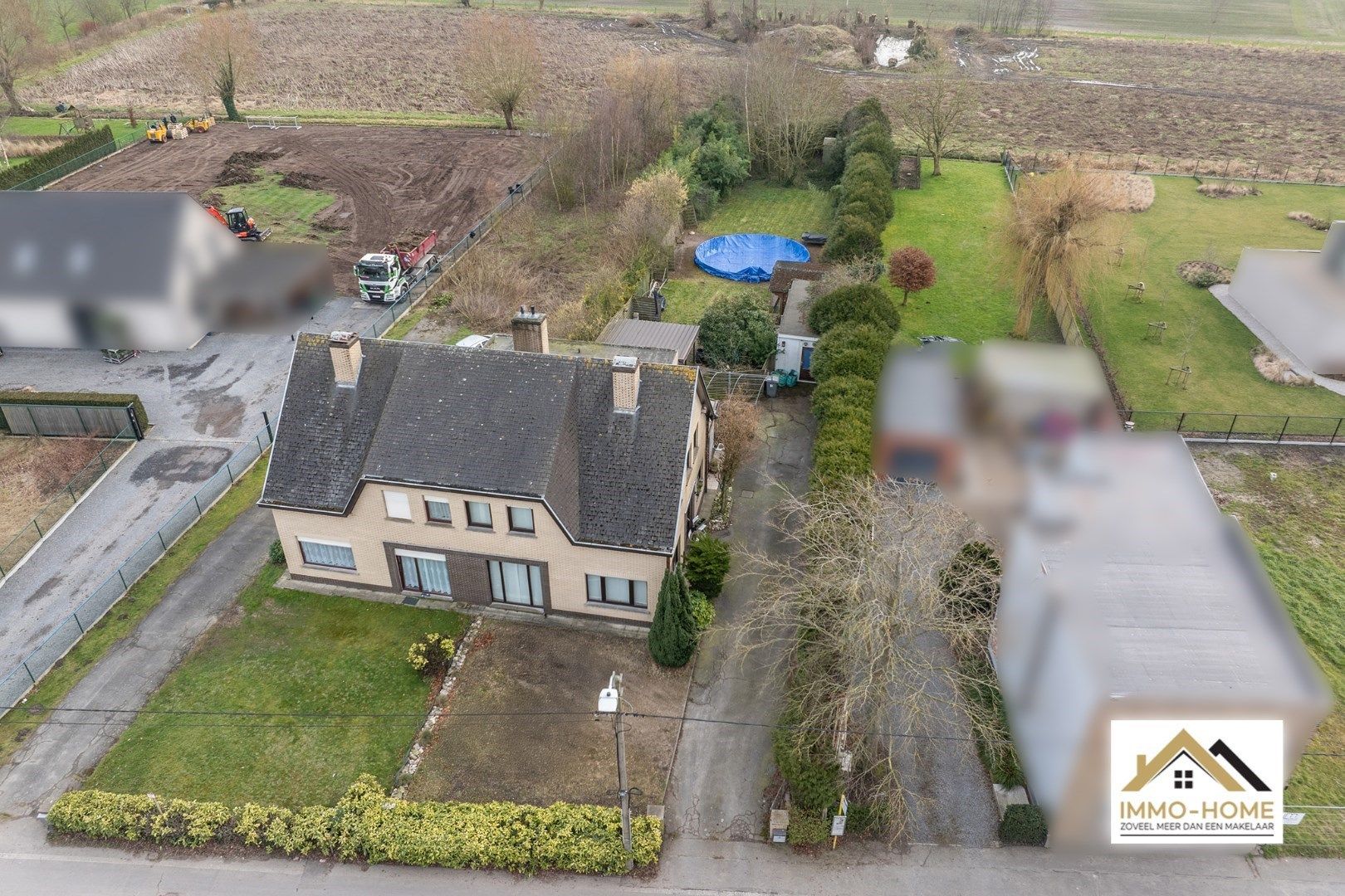 Halfopen bebouwing in groene omgeving! foto {{pictureIndex}}