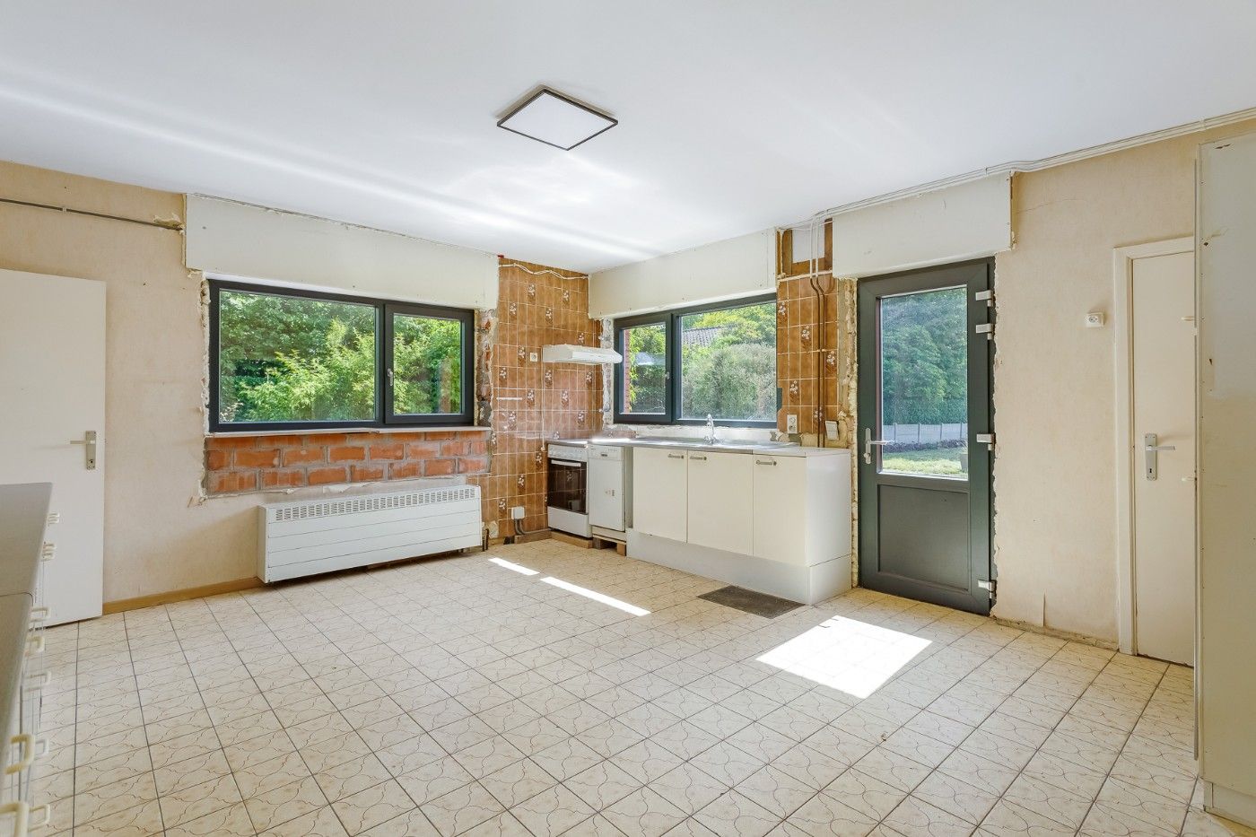 Verrassend ruime, te renoveren HOB met 5 slpk., garage/loods en tuin foto 7