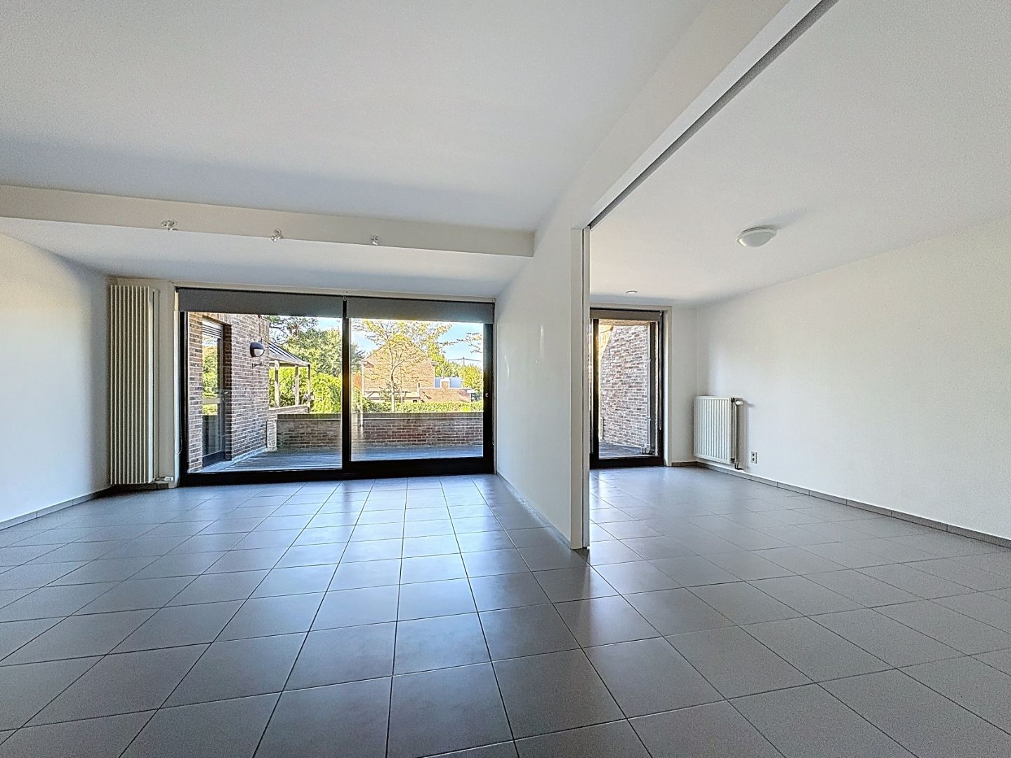 Ruim appartement met groot zongericht terras. foto {{pictureIndex}}