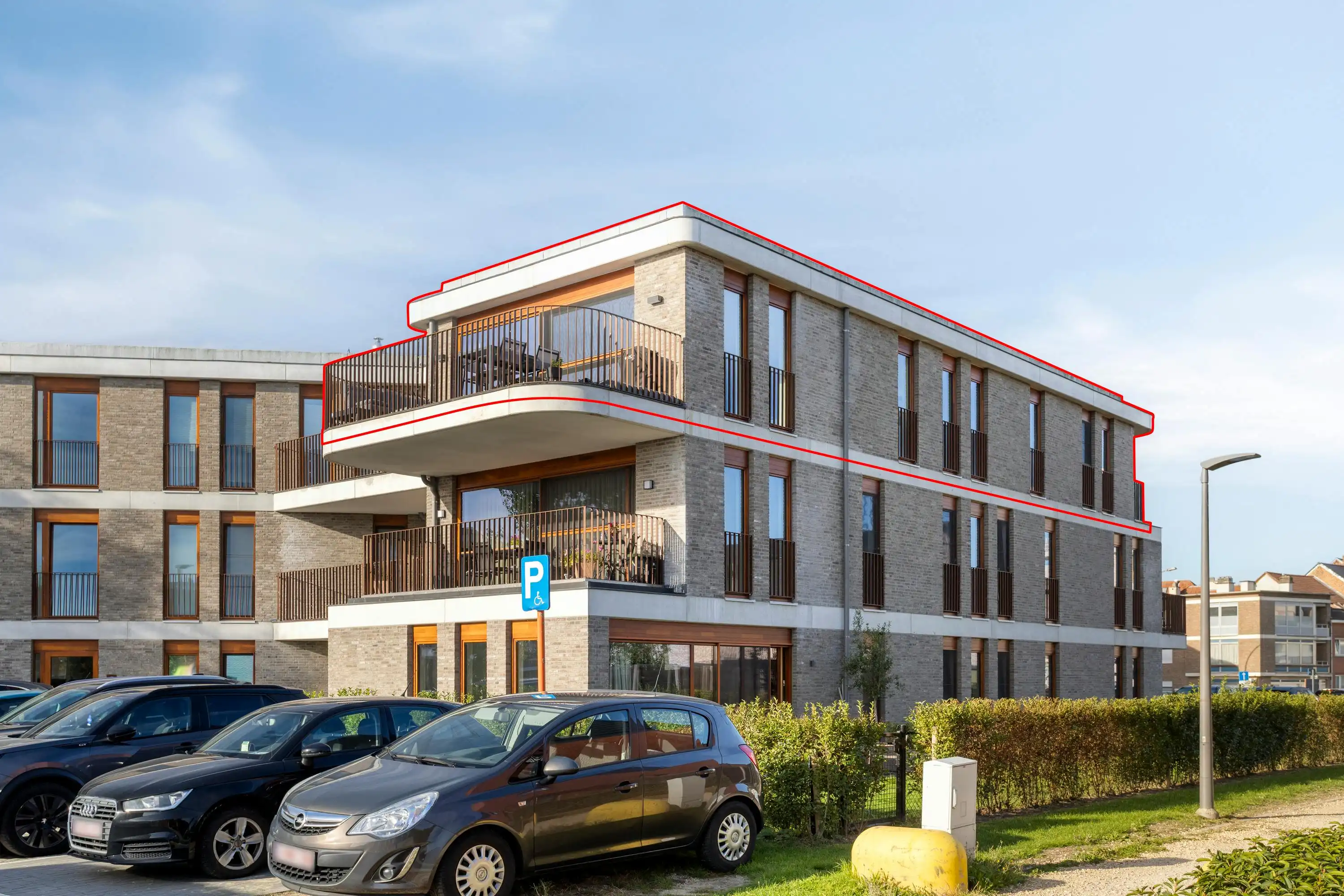 Recent appartement met 3 slaapkamers, terras en staanplaats foto 2
