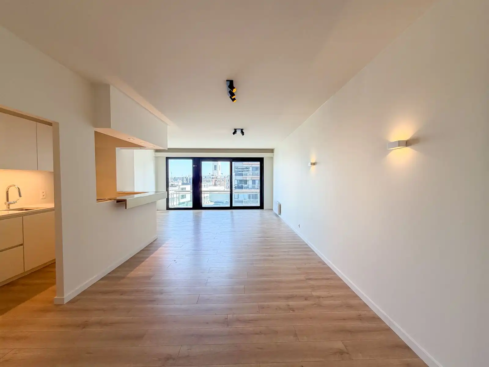 Zonnig 2-slaapkamer appartement op de 7de verdieping in het hart van Oostende, pal aan zee! foto 2