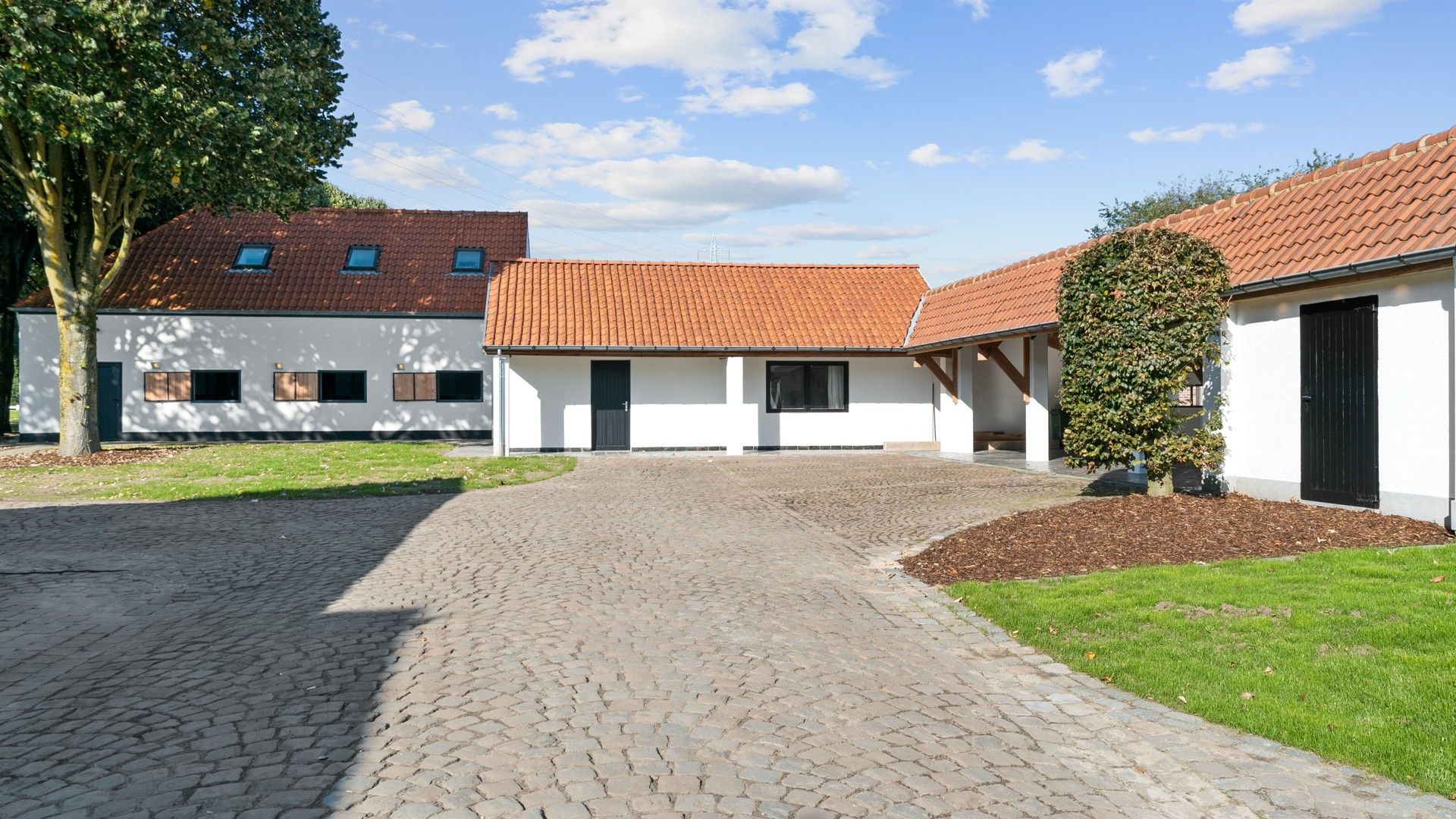 Exclusief landhuis met overdekte piste, buitenpiste en paardenstallen op circa 3 hectare foto 8