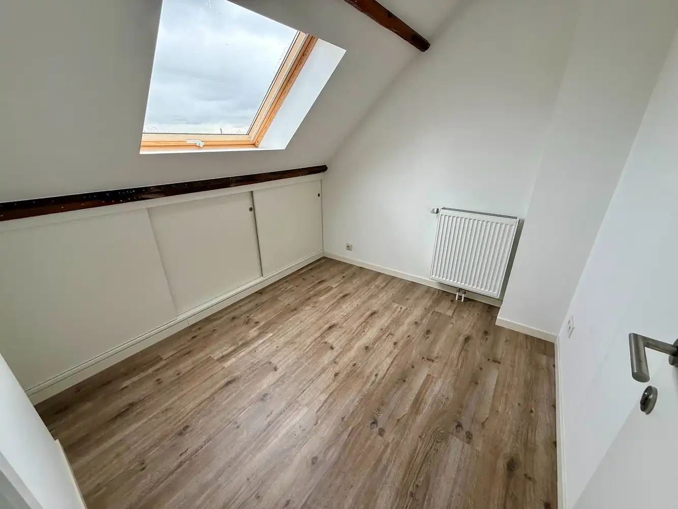 Ruim, gerenoveerd appartement met 2 slaapkamers! foto 7