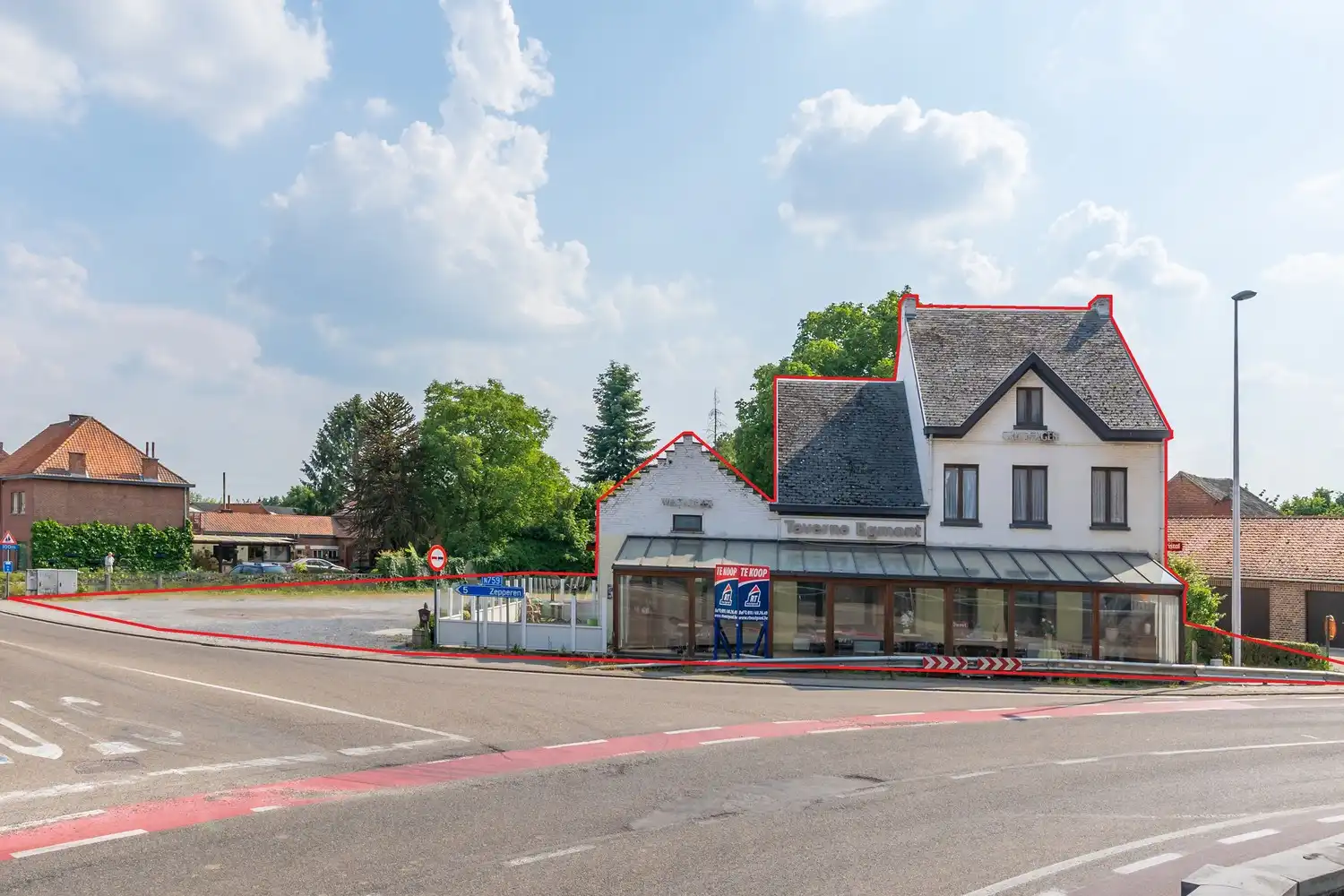 Zeer gunstig gelegen handelshuis op een ruim perceel grond foto {{pictureIndex}}