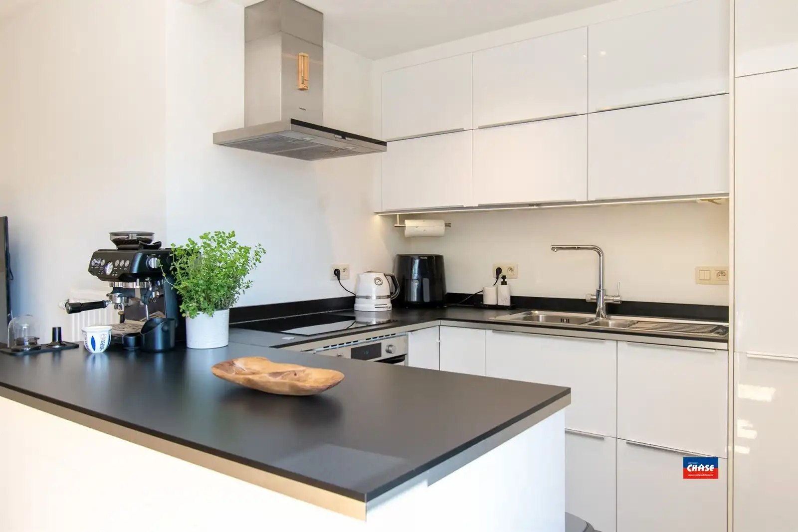 Modern en lichtrijk appartement met 2 slaapkamers en kelderberging. foto 4