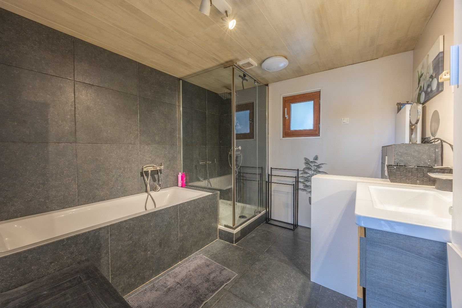 Starterswoning met drie slaapkamers en tuin foto 5