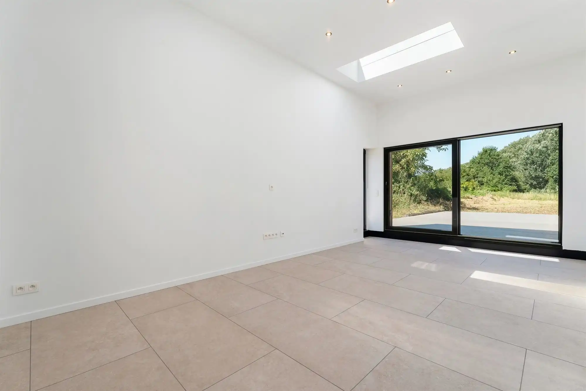 Gerenoveerde woning met oprit en zeer grote tuin foto 6