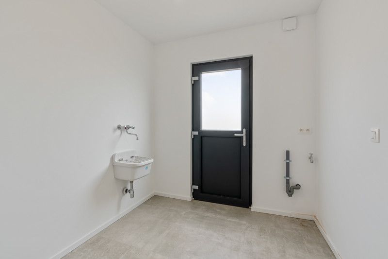 Totaal gerenoveerde woning, gelegen op 7are in een zeer rustige straat foto 12