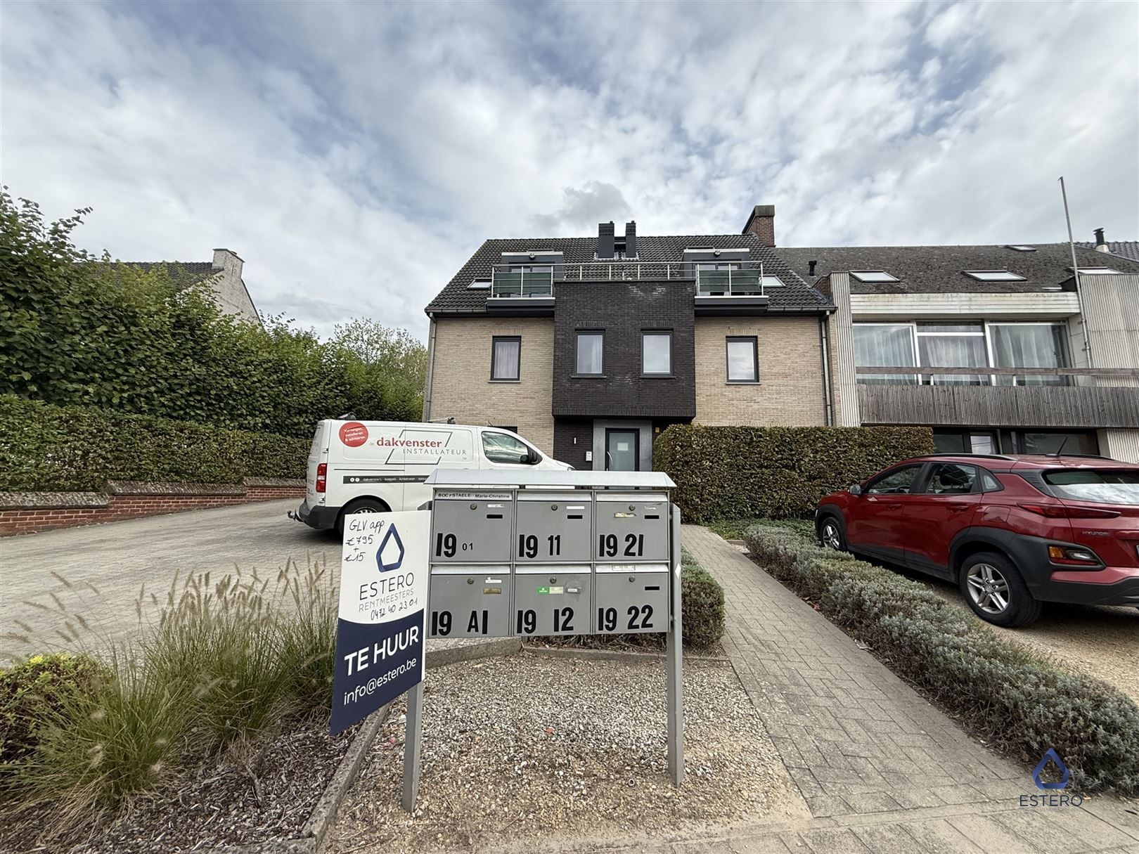 Gelijkvloersappartement met drie slaapkamers en terras.  foto {{pictureIndex}}