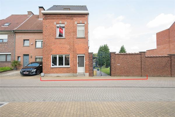 Ruime driegevelwoning in goede staat van onderhoud met 3 slaapkamers, grote tuin en aanbouw te bereiken via zij-ingang (rechts naast de woning), op een perceel van meer dan 18 are foto 1