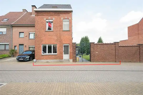 Ruime driegevelwoning in goede staat van onderhoud met 3 slaapkamers, grote tuin en aanbouw te bereiken via zij-ingang (rechts naast de woning), op een perceel van meer dan 18 are foto {{pictureIndex}}