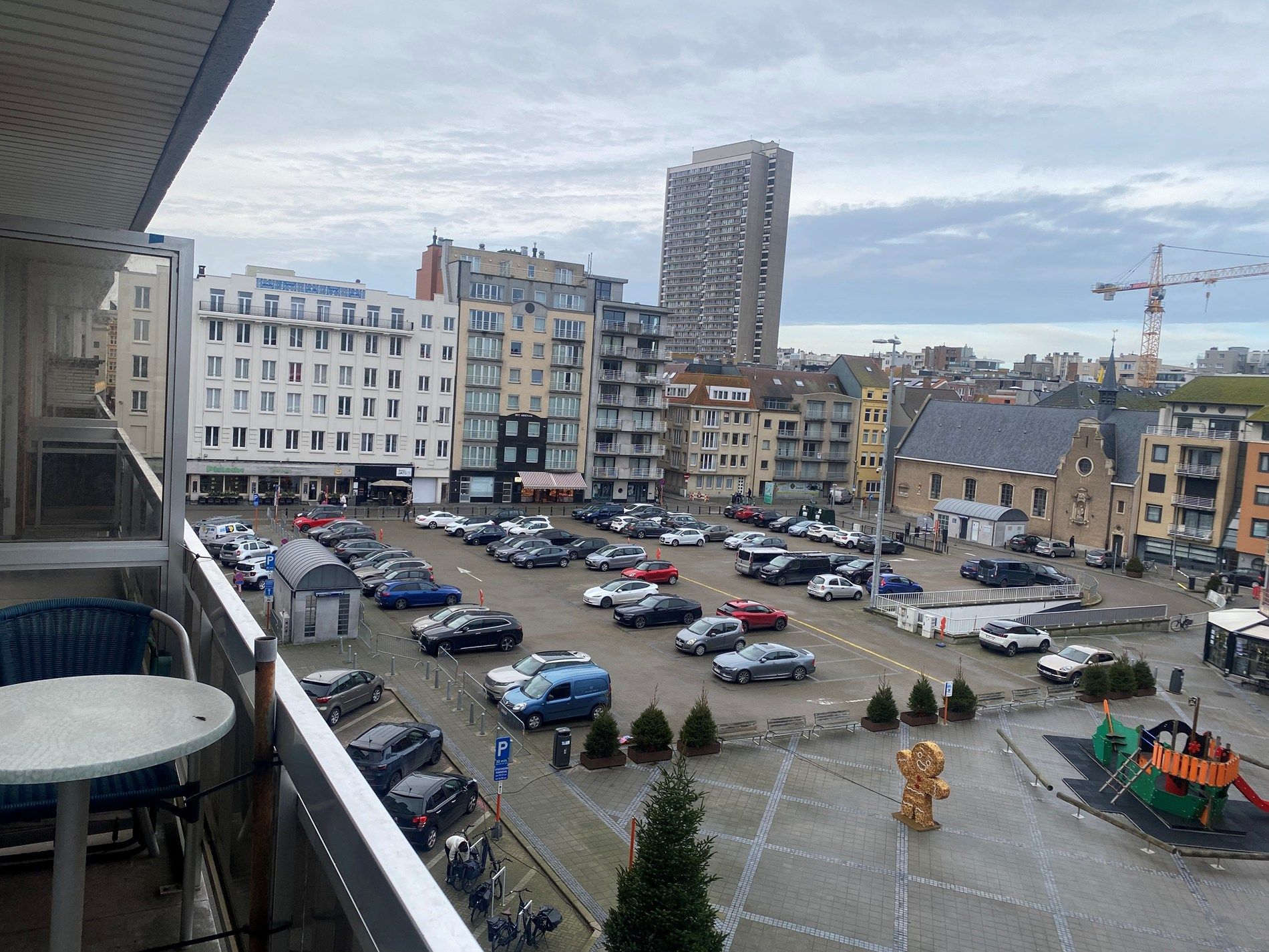 Centraal gelegen studio met terras en open zicht op het Mijnplein in Oostende foto 13