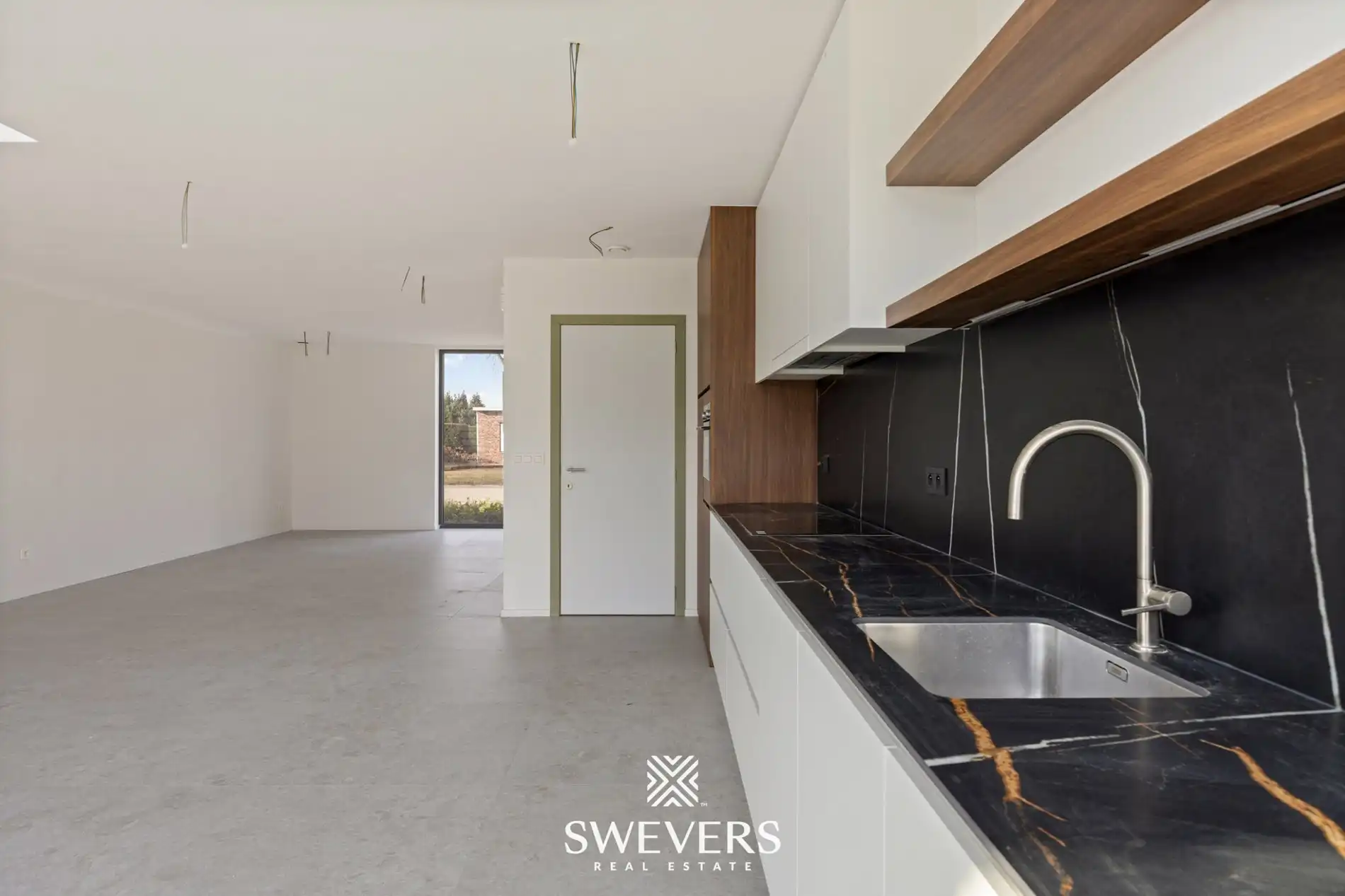 Moderne woning met open leefruimte en tuin foto 10