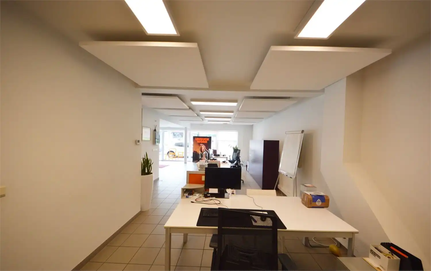 INSTAPKLAAR GELIJKVLOERS INCL. 3 PRIVE PARKINGS NABIJ E40 EN PARKLAAN foto 12