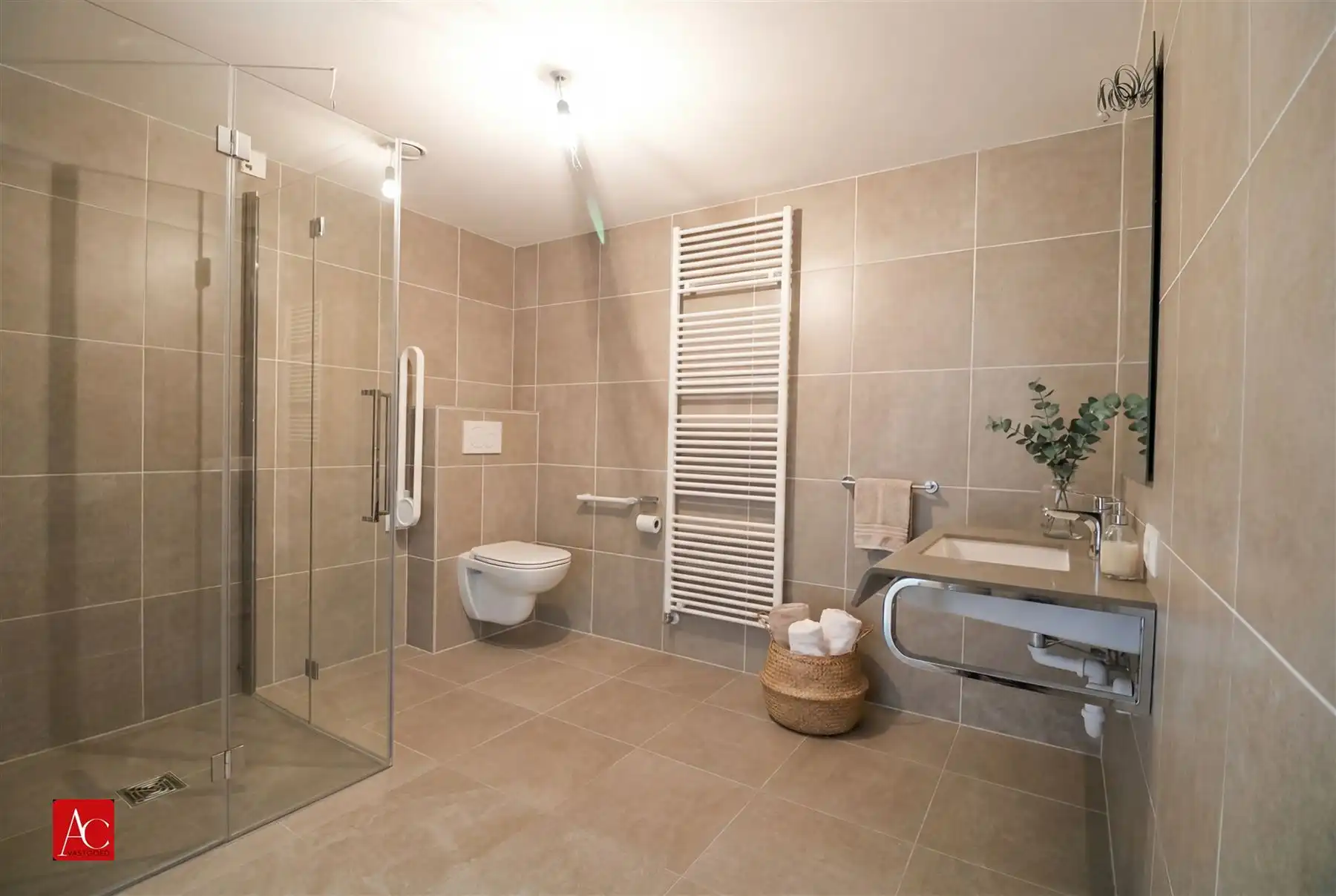 Serviceflat in recent complex met garage foto 7