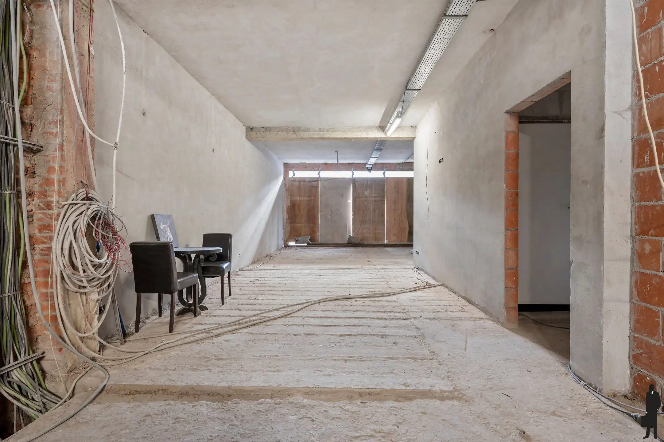 Ruim en energiezuinig handels gelijkvloers in casco toestand van ca. 160m², gelegen in het centrum van Brasschaat met achterliggend tuintje. foto 4