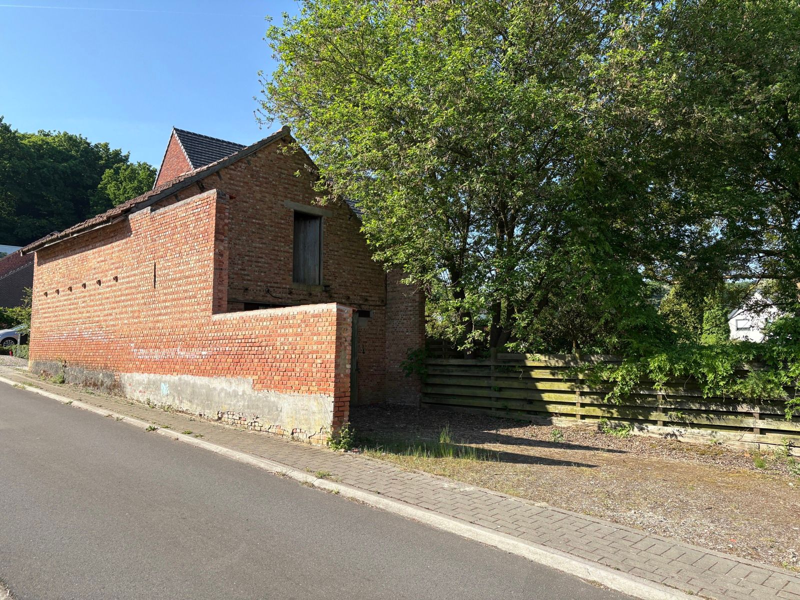 Te renoveren woning met veel potentieel  foto 24