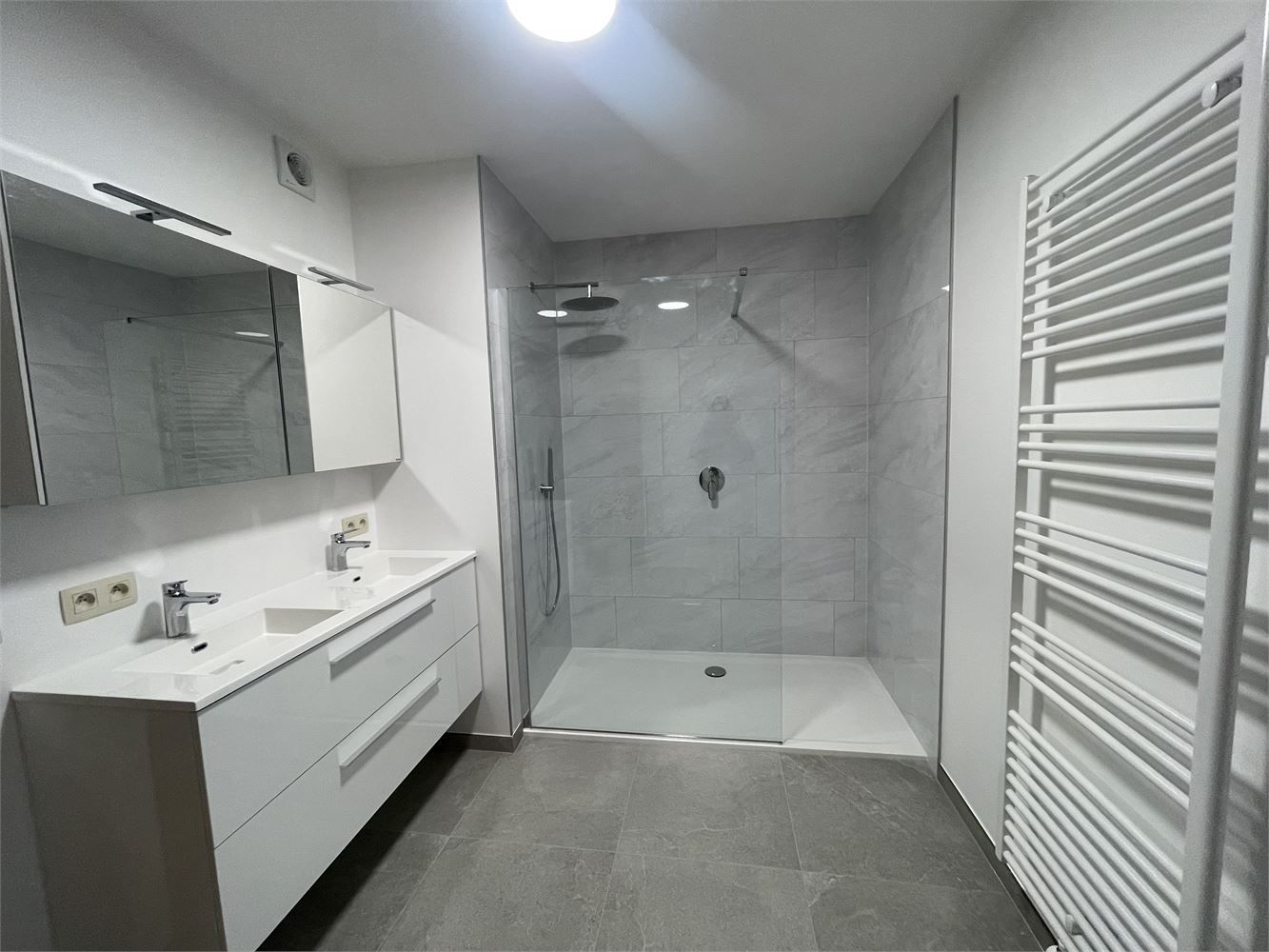 Sint-Andries,ruim zonnig vernieuwd energiezuinig appartement van 128 m2 , living van 47m2, 2 slaapkamers en open bureau foto 4