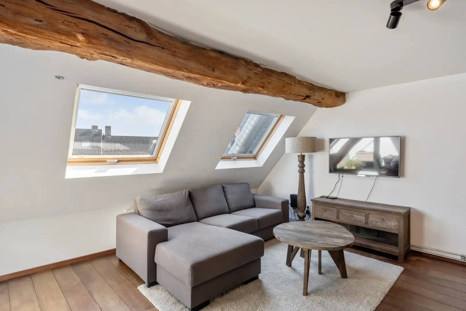 Comfortabel duplex appartement op de 3de en 4de verdieping van een kleinschalige residentie op een steenworp van de historische markt!  foto 8