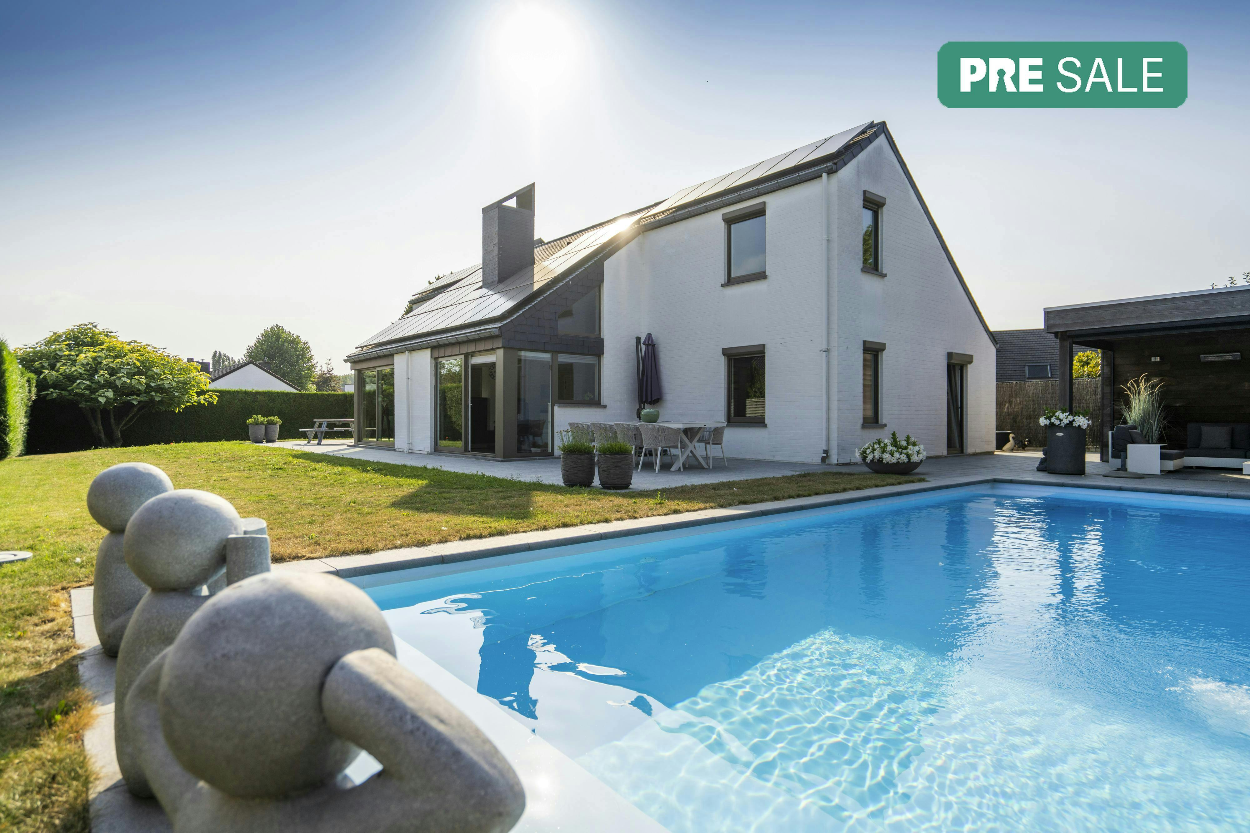 Energiezuinige instapklare villa met zwembad en poolhouse foto {{pictureIndex}}