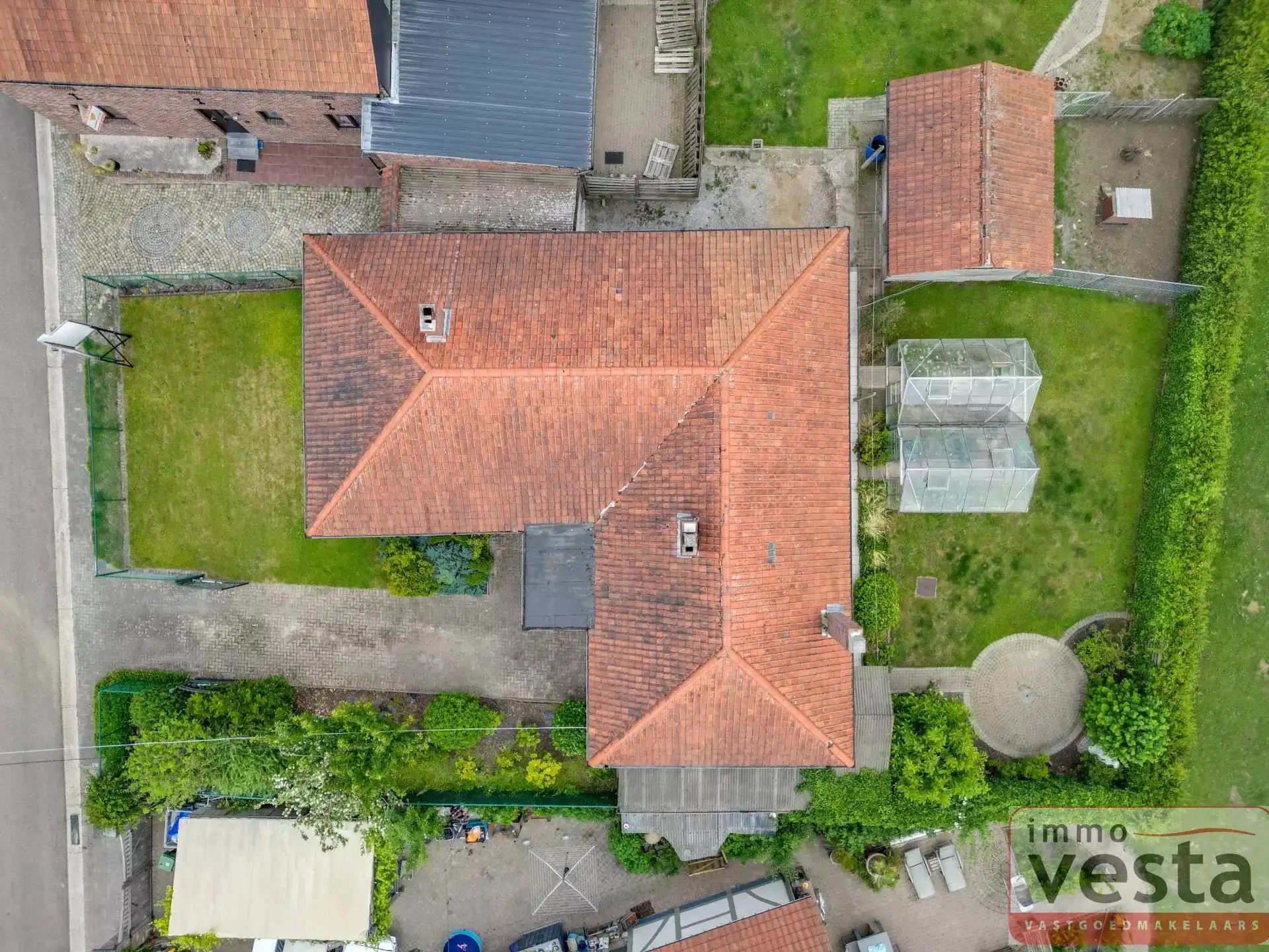 Bungalow met vier slaapkamers, inpandige garage en ruime tuin in Kortessem foto 19