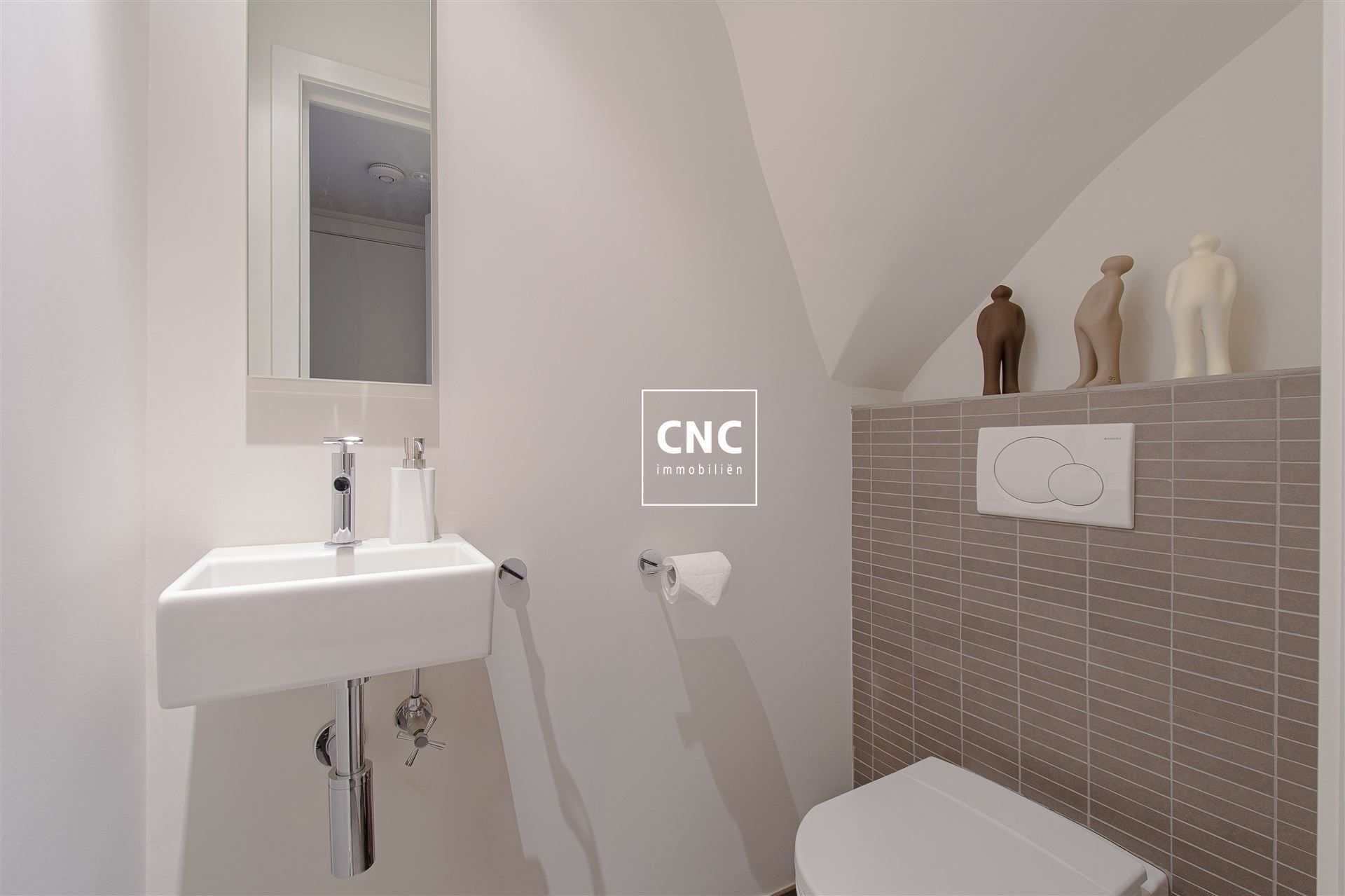 Prachtig afgewerkt en lichtrijk duplex-appartement in het hart van Knokke, gelegen aan de zonnekant van de Zoutelaan, vlakbij de Lippenslaan. foto 16