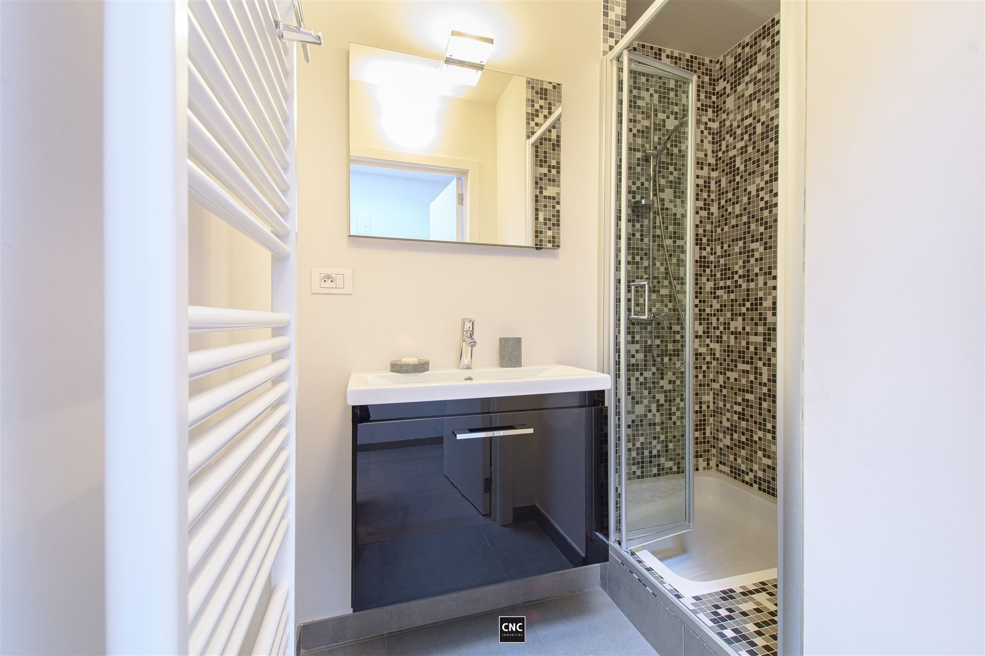 Prachtig afgewerkt en lichtrijk duplex-appartement in het hart van Knokke, gelegen aan de zonnekant van de Zoutelaan, vlakbij de Lippenslaan. foto 16