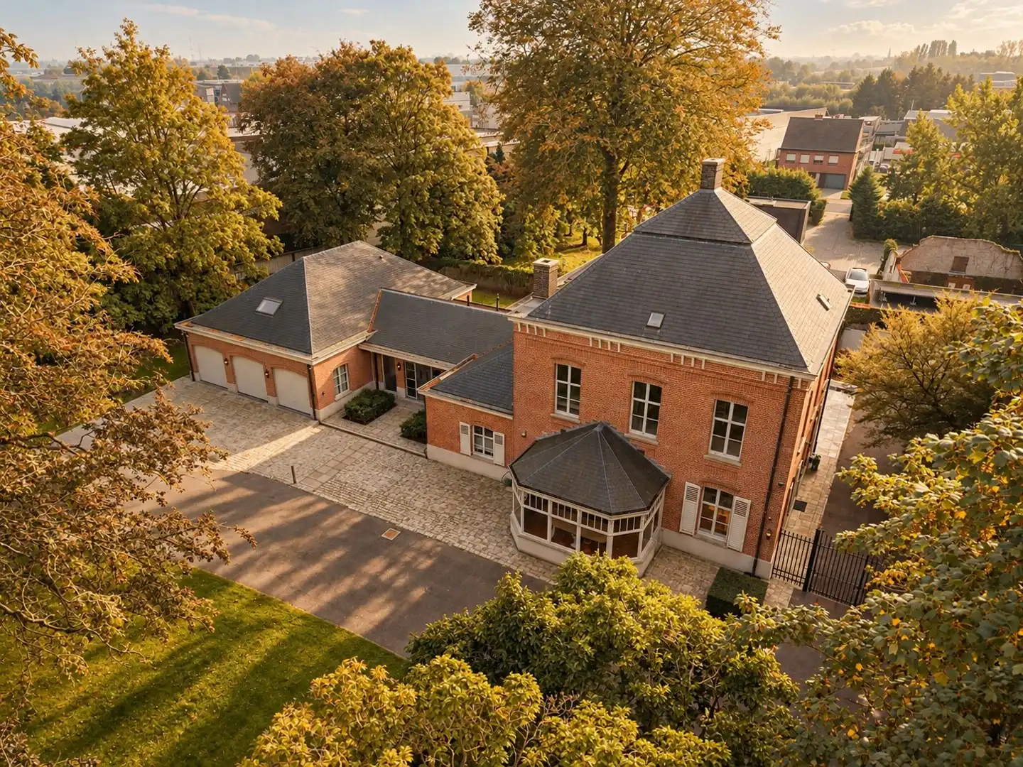 Statig landgoed met koetshuis en ruime bedrijfsmogelijkheden op ca. 8.000 m² foto 2